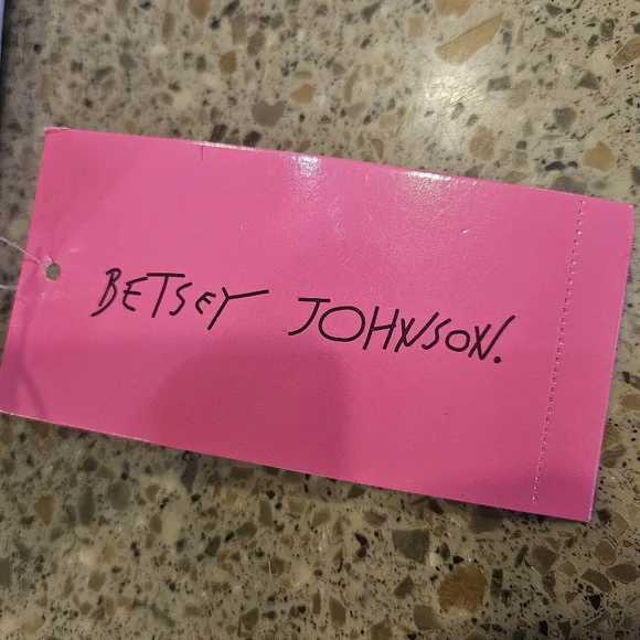 Betsey Johnson NWT Lavender Quilted Floral Zip Wallet Wristlet Spring Easter - Picture 2 of 4